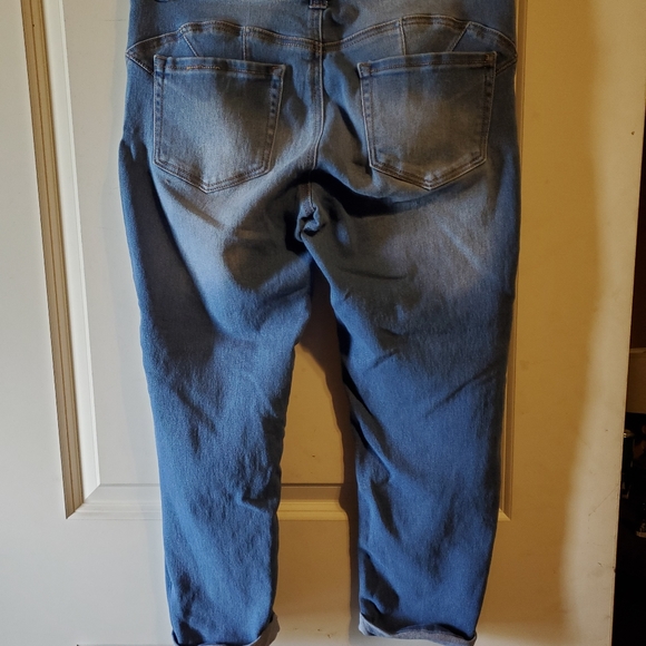 Size 11  love revival capris - Picture 2 of 2